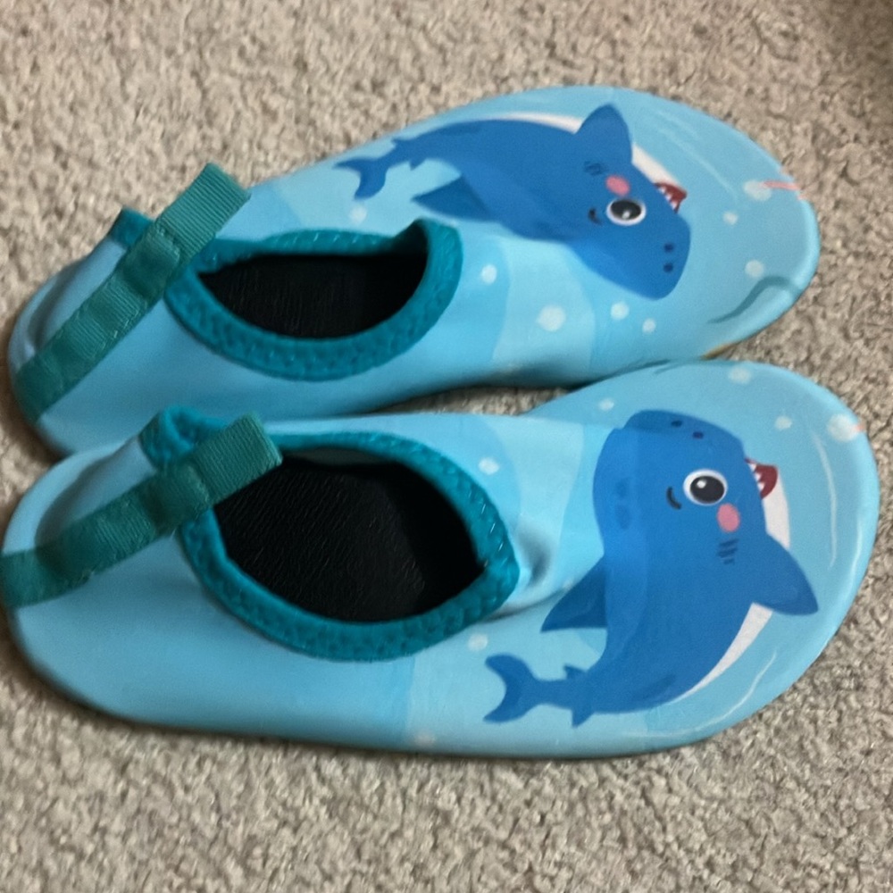 Kids water shoes.  Size 30/31.  Size 12.5-13 M in USA size.  Brand new - Picture 2 of 4